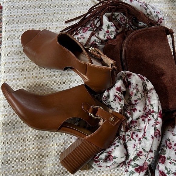 Giani Bernini Brown Peep-Toe Gold Buckle Horse Bit Block Heel Shooties size 8.5 - Picture 15 of 15